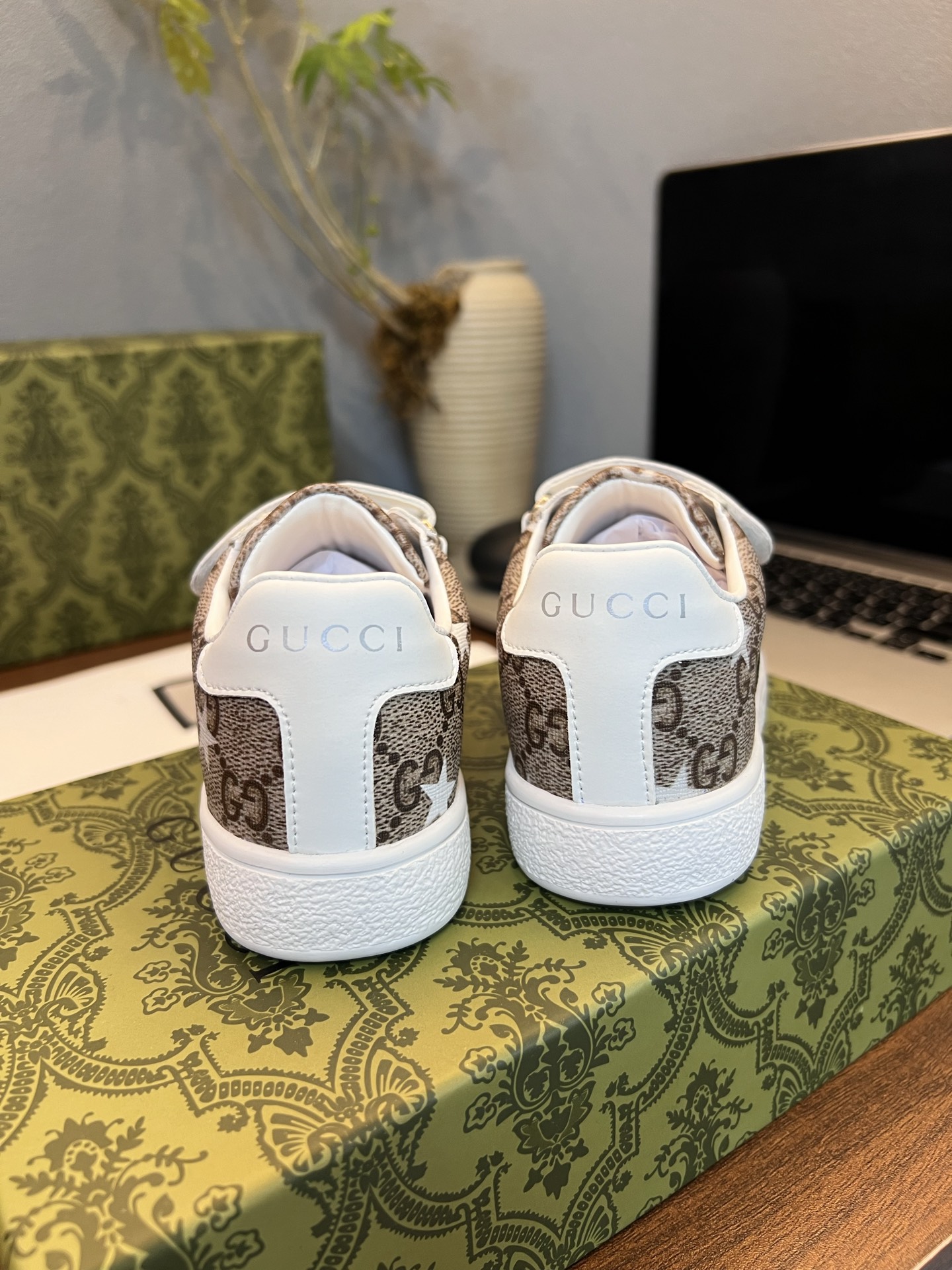 Children's shoes child